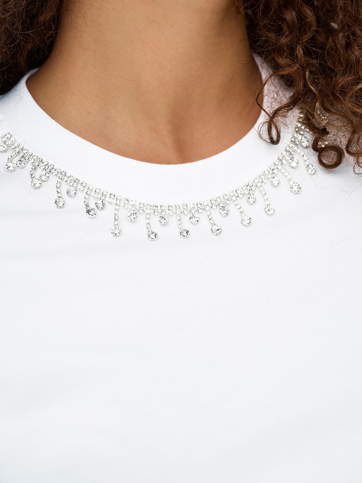 Γυναικείο t-shirt με στρας γιακά ONLCHERI LIFE S/S O-NECK CHAIN TOP JRS 15350116 | 15350116
