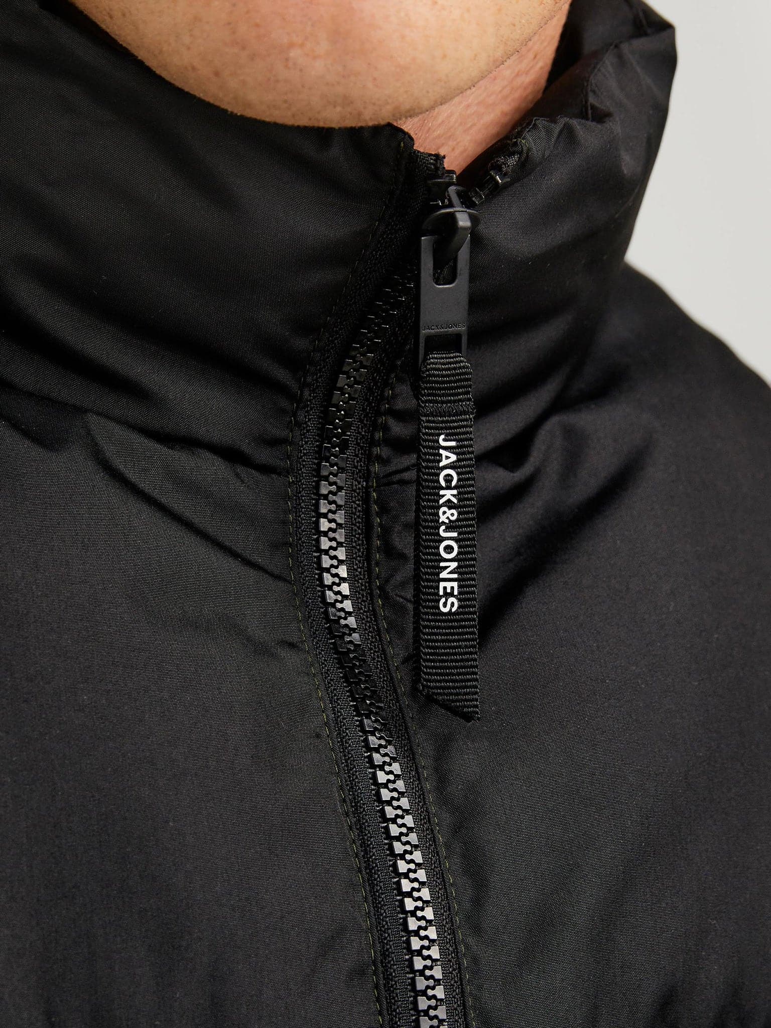 Ανδρικό γιλέκο puffer JJETOBY BODYWARMER COLLAR 12235861 | 12235861
