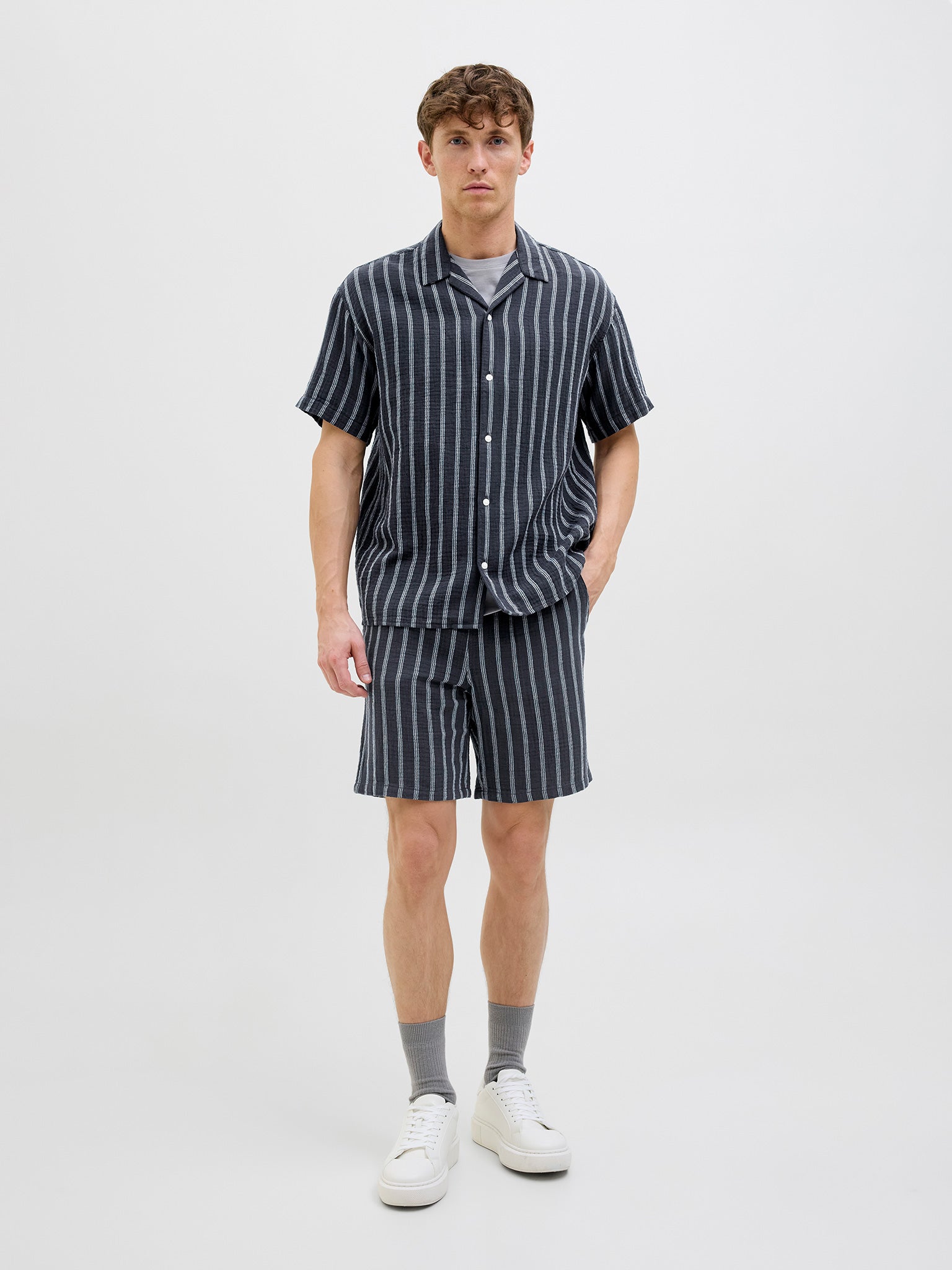 Ανδρική βερμούδα ριγέ JPSTJAIDEN PATRAS JOGGER SHORT 12274758 | 12274758