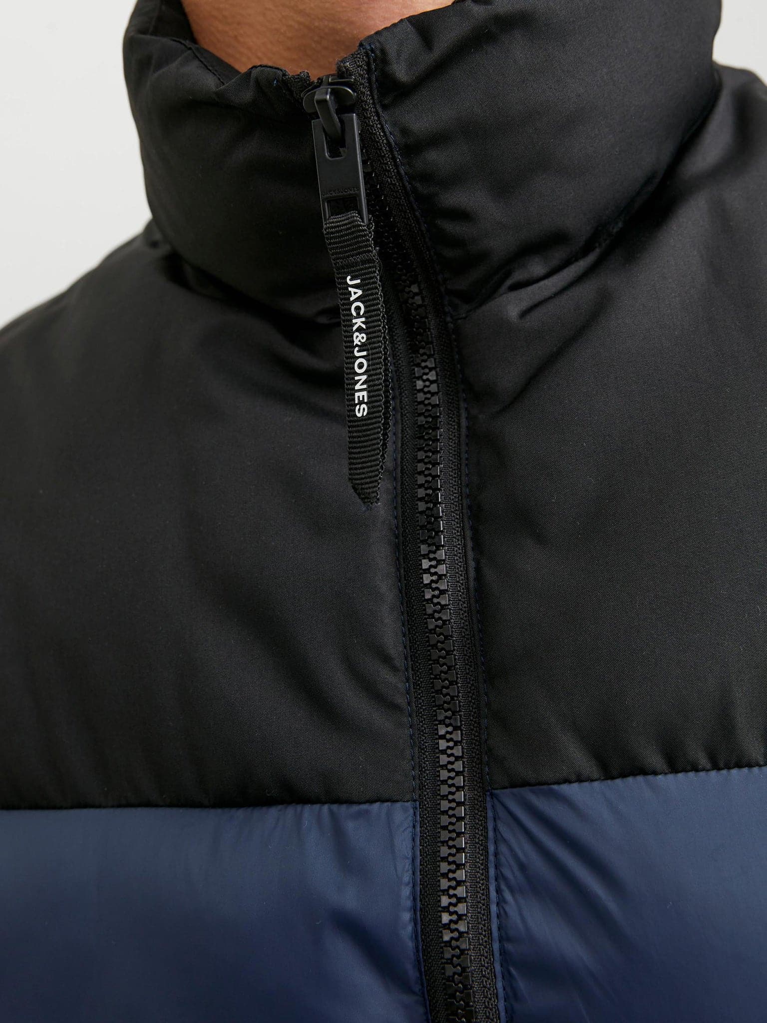 Ανδρικό γιλέκο puffer JJETOBY BODYWARMER COLLAR 12235861 | 12235861