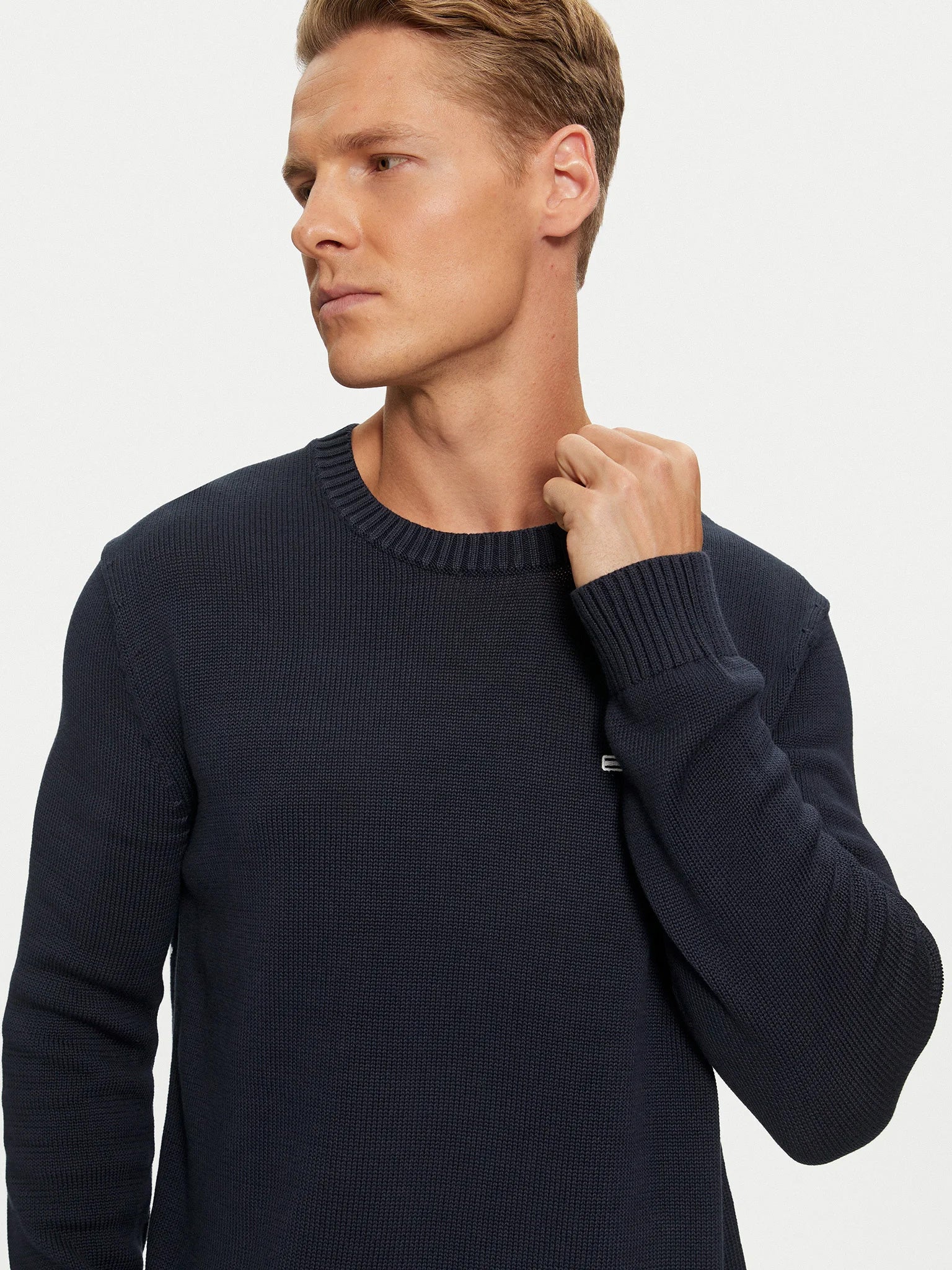 Ανδρική μπλούζα πλεκτή TJM SLIM ESSNTLS C-NECK SWEATER DM0DM18370C1G | DM0DM18370C1G