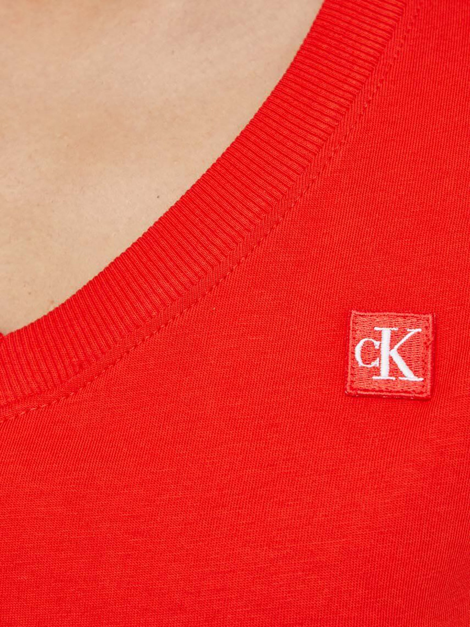 Γυναικείο t-shirt CK EMBRO BADGE V-NECK TEE J20J222560XA7 | J20J222560XA7