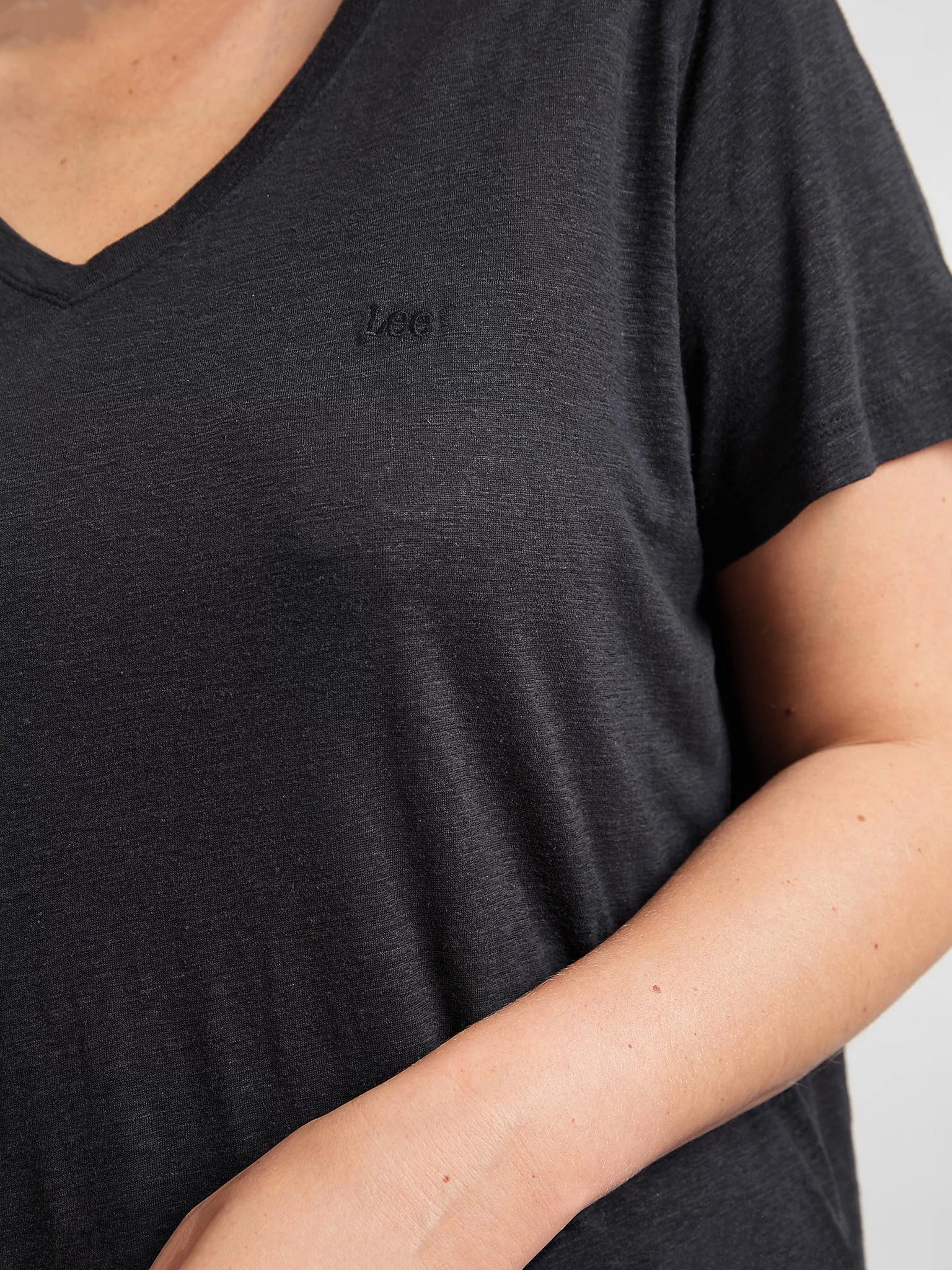 Γυναικείο t-shirt V NECK TEE IN BLACK L41JEN01 | L41JEN01