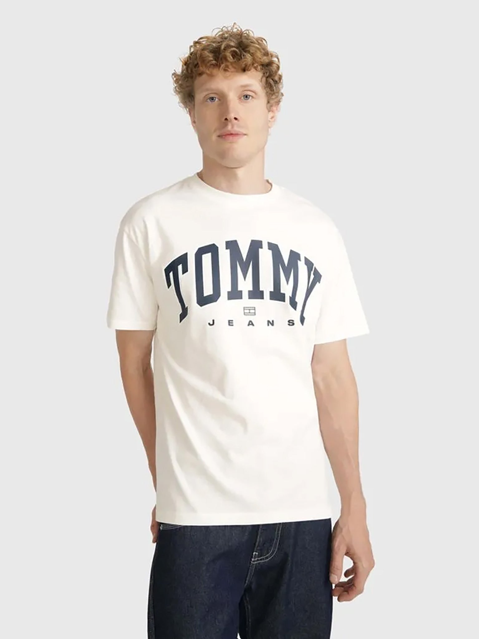 Ανδρικό t-shirt TJM REG ARCH VARSITY TEE EXT DM0DM18537YBH | DM0DM18537YBH