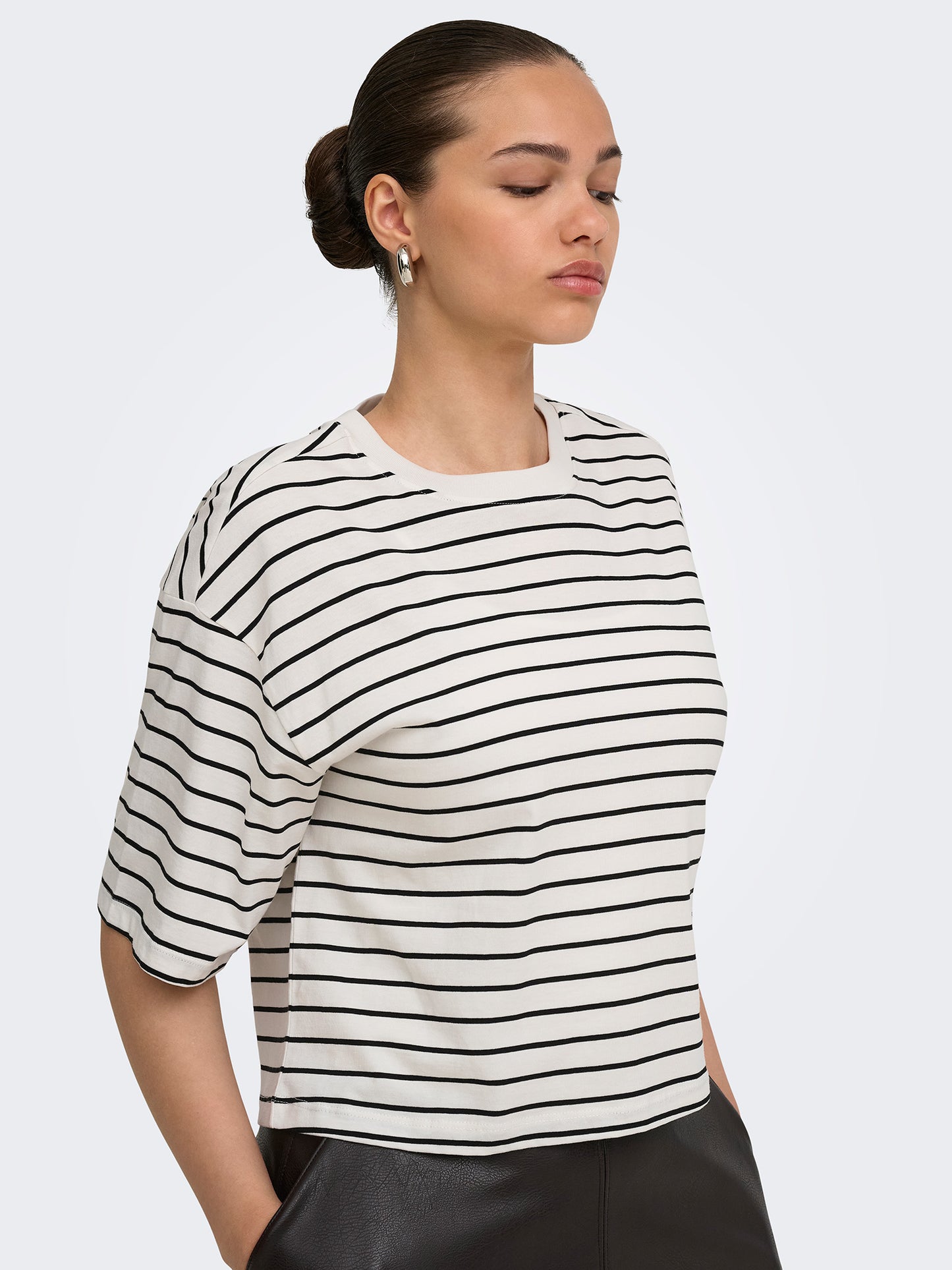 Γυναικείο t-shirt black stripes ONLBLOOM S/S LOOSE SHORT TOP JRS 15372024 | 15372024