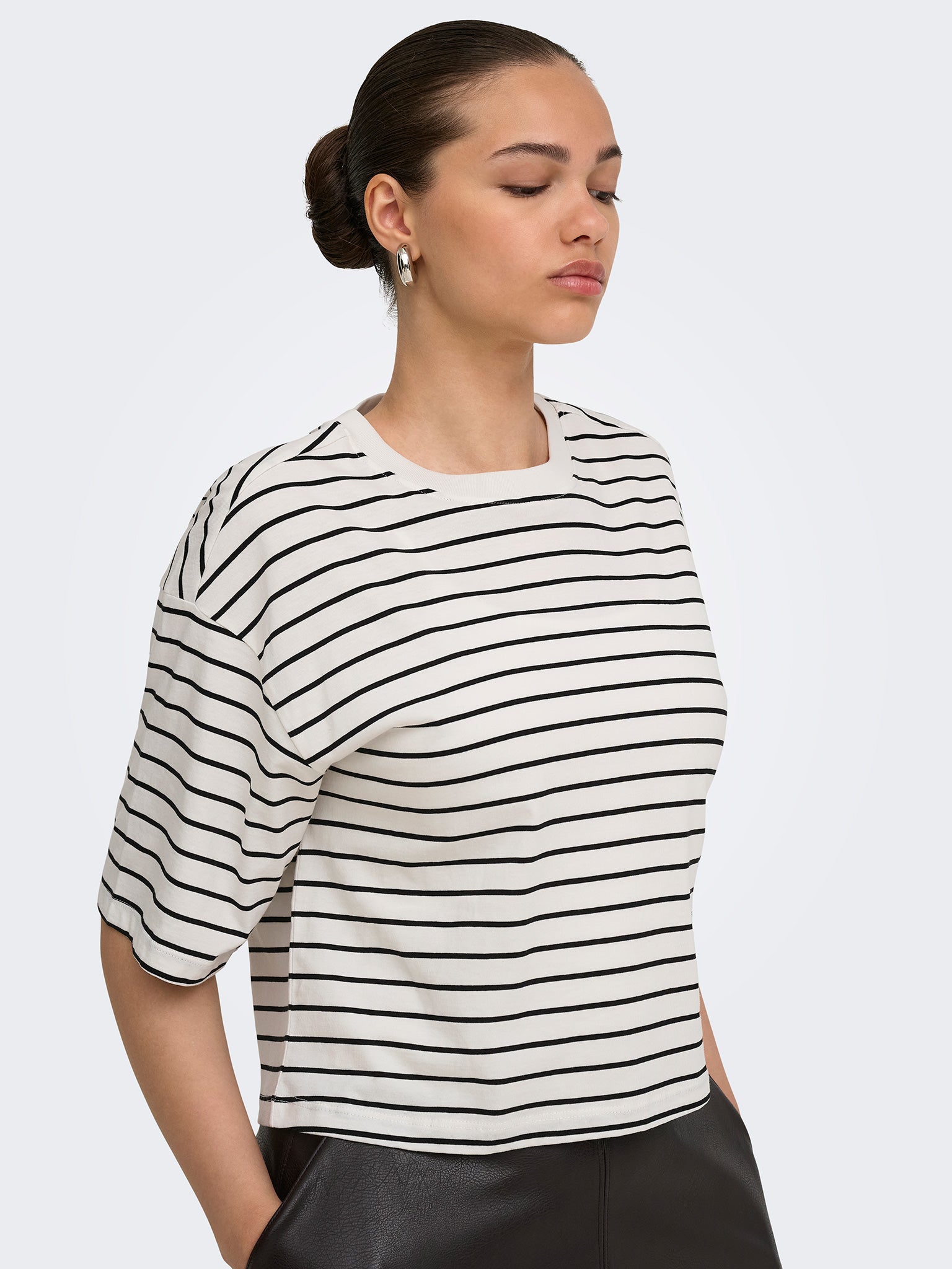 Γυναικείο t-shirt black stripes ONLBLOOM S/S LOOSE SHORT TOP JRS 15372024 | 15372024