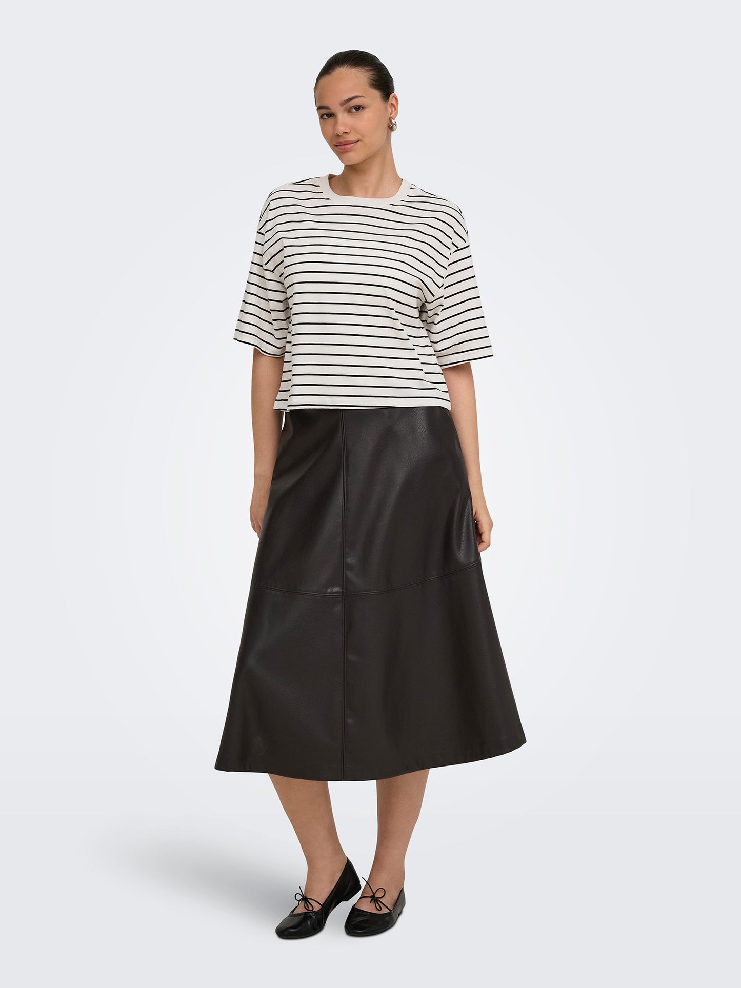 Γυναικείο t-shirt black stripes ONLBLOOM S/S LOOSE SHORT TOP JRS 15372024 | 15372024