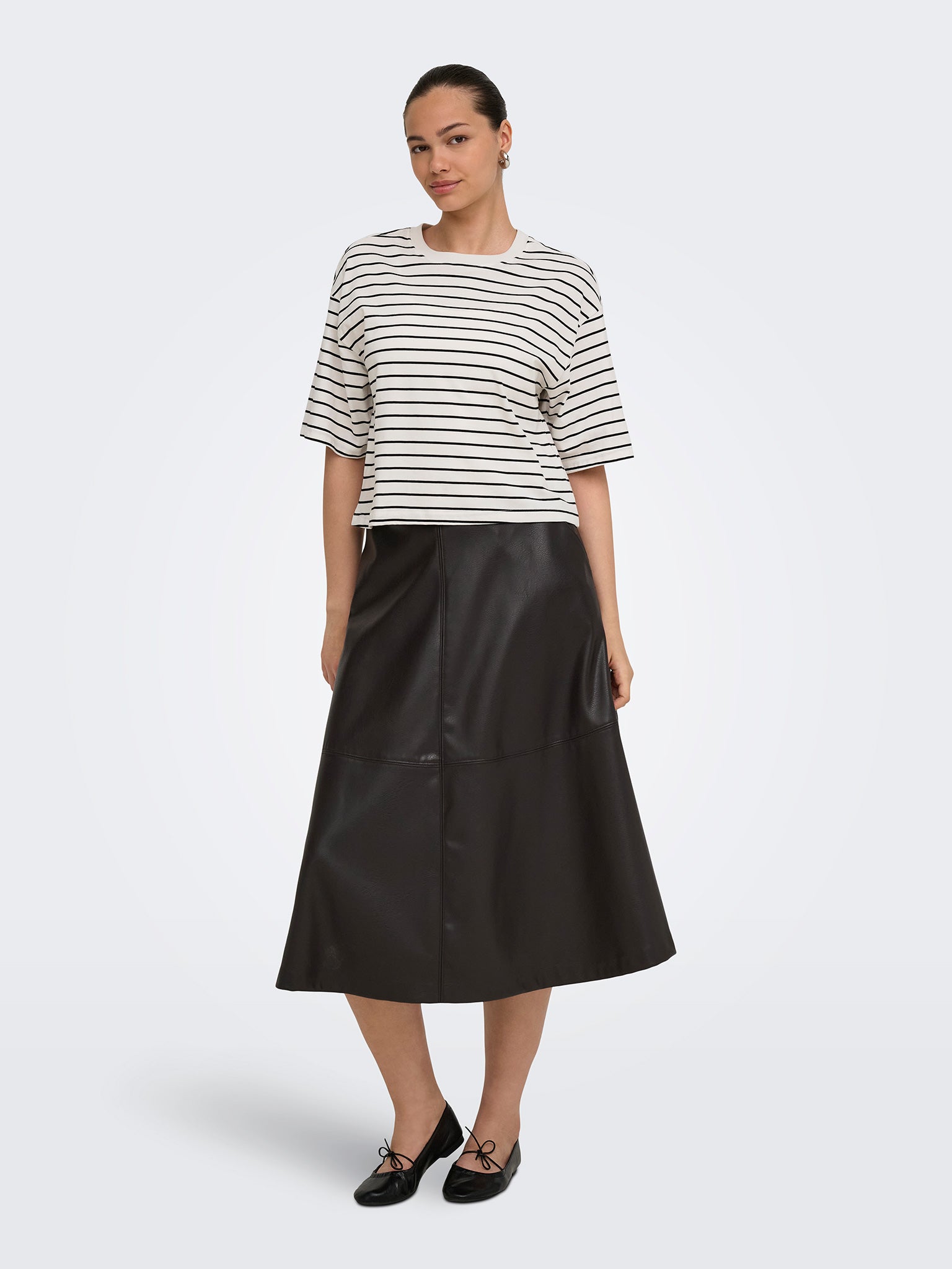 Γυναικείο t-shirt black stripes ONLBLOOM S/S LOOSE SHORT TOP JRS 15372024 | 15372024