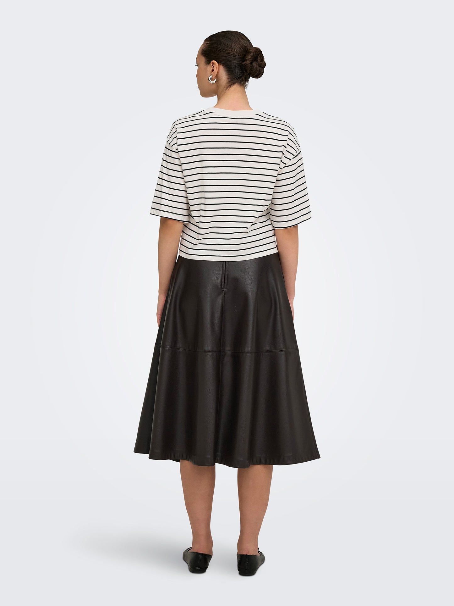 Γυναικείο t-shirt black stripes ONLBLOOM S/S LOOSE SHORT TOP JRS 15372024 | 15372024