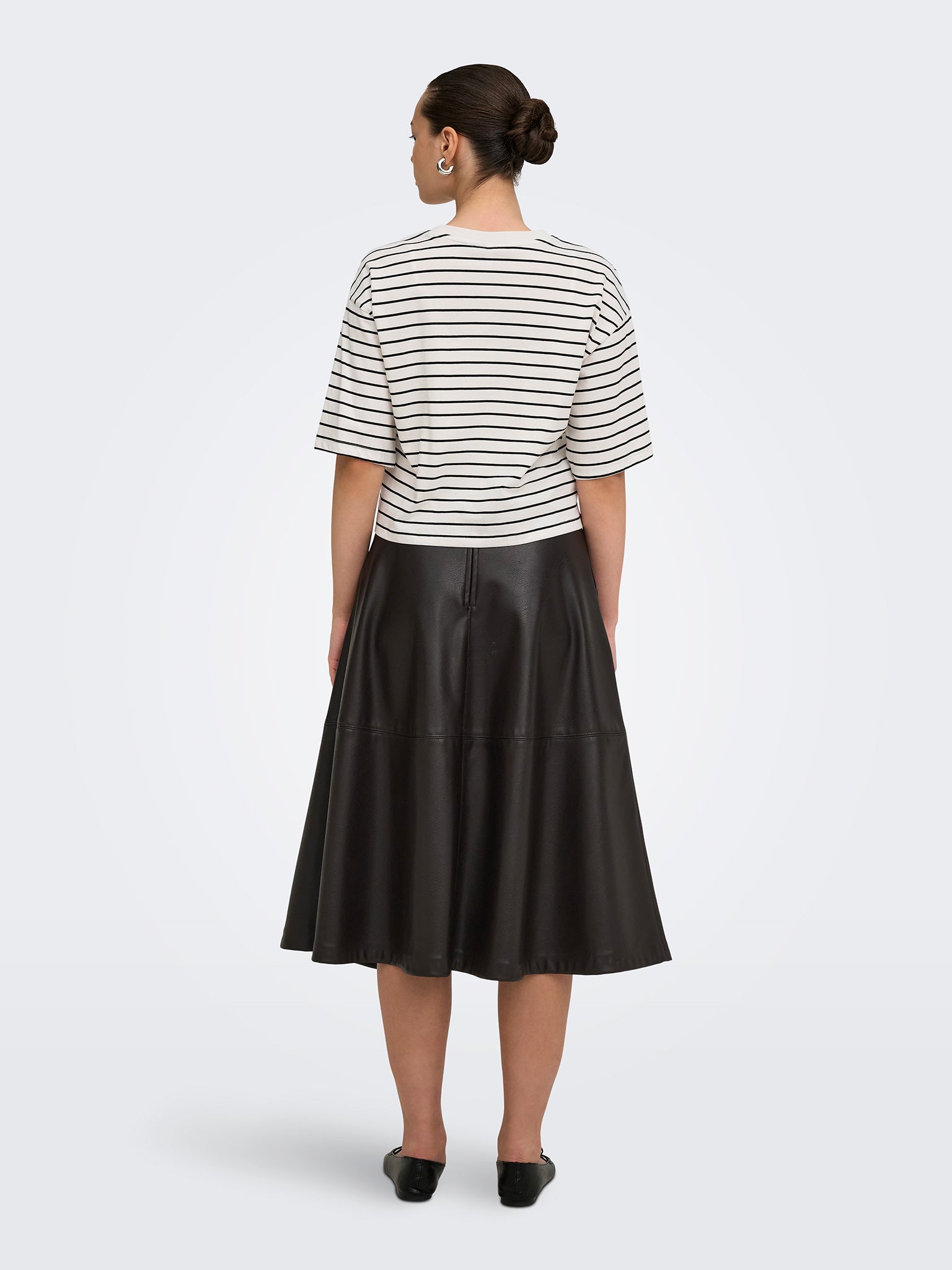 Γυναικείο t-shirt black stripes ONLBLOOM S/S LOOSE SHORT TOP JRS 15372024 | 15372024