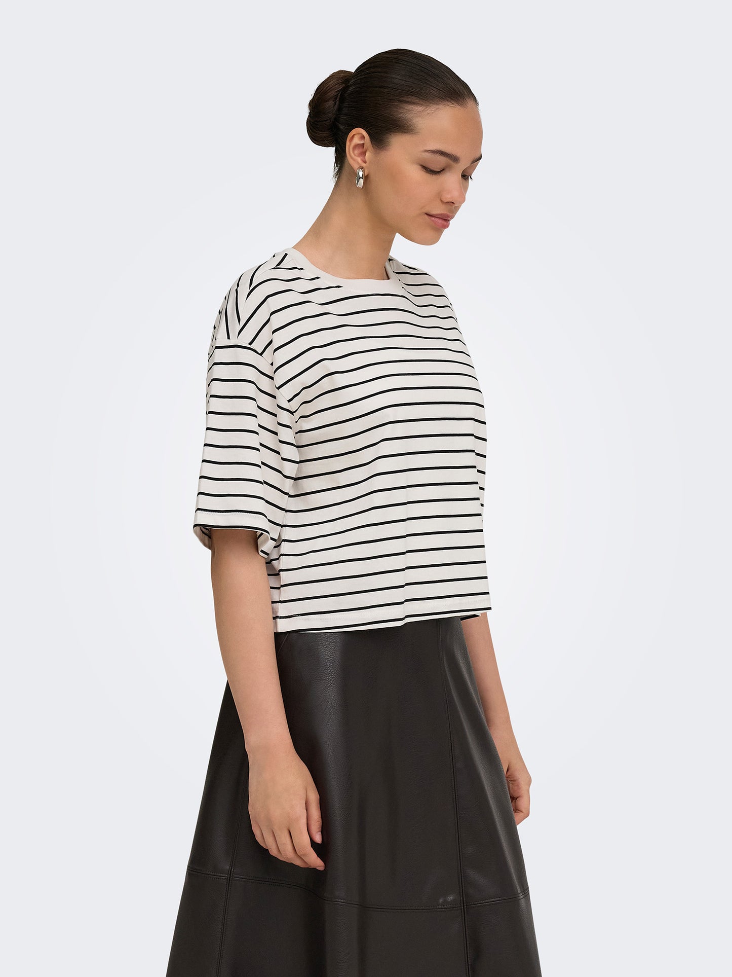 Γυναικείο t-shirt black stripes ONLBLOOM S/S LOOSE SHORT TOP JRS 15372024 | 15372024