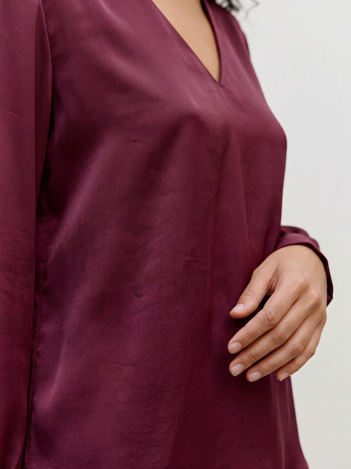 Γυναικεία μπλούζα σατέν VMMIRO LS V-NECK TOP WVN 10350930 | 10350930