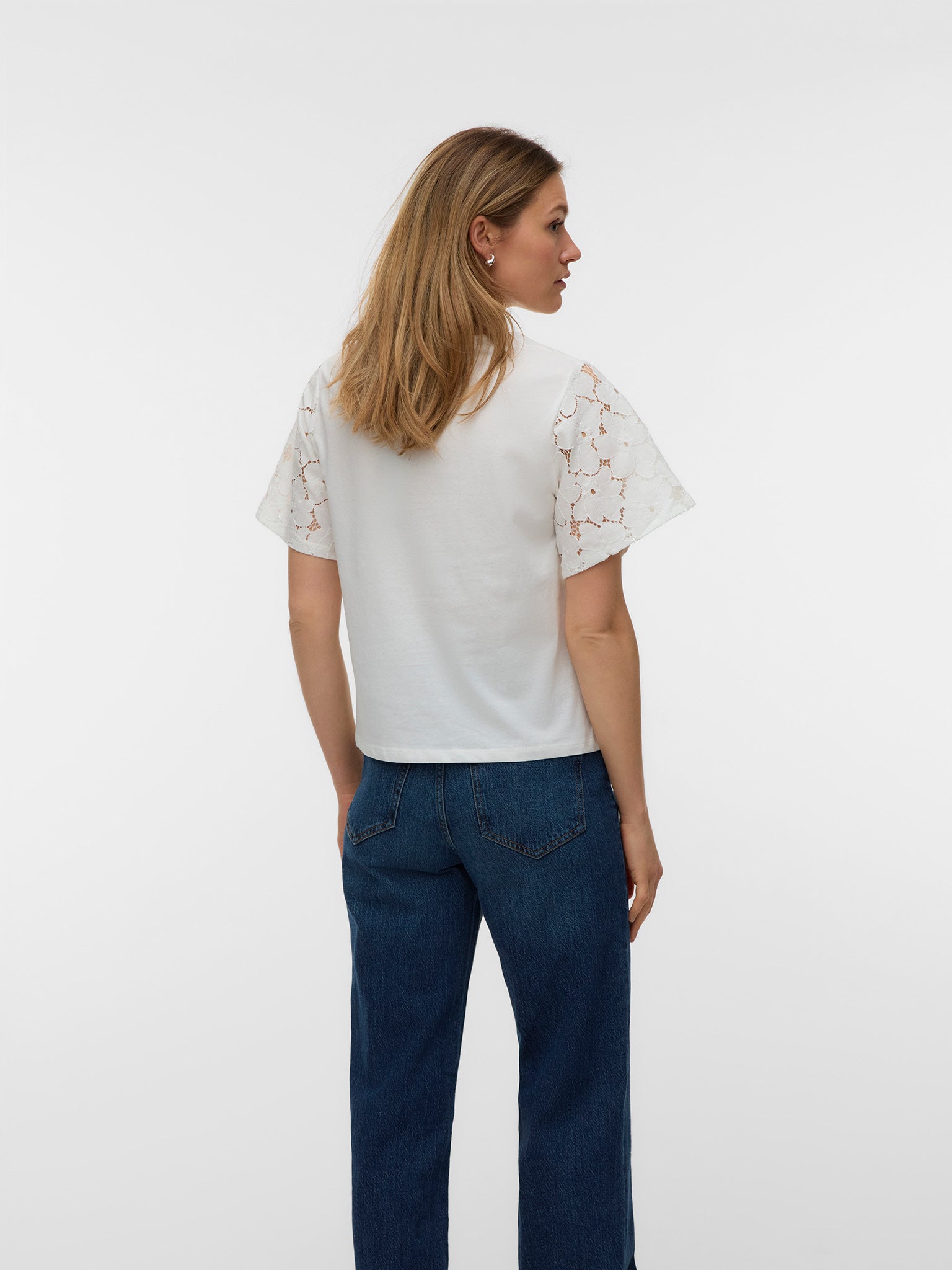 Γυναικεία μπλούζα με μανίκια δαντέλα VMVILLA SS V-NECK TOP JRS 10345739 | 10345739