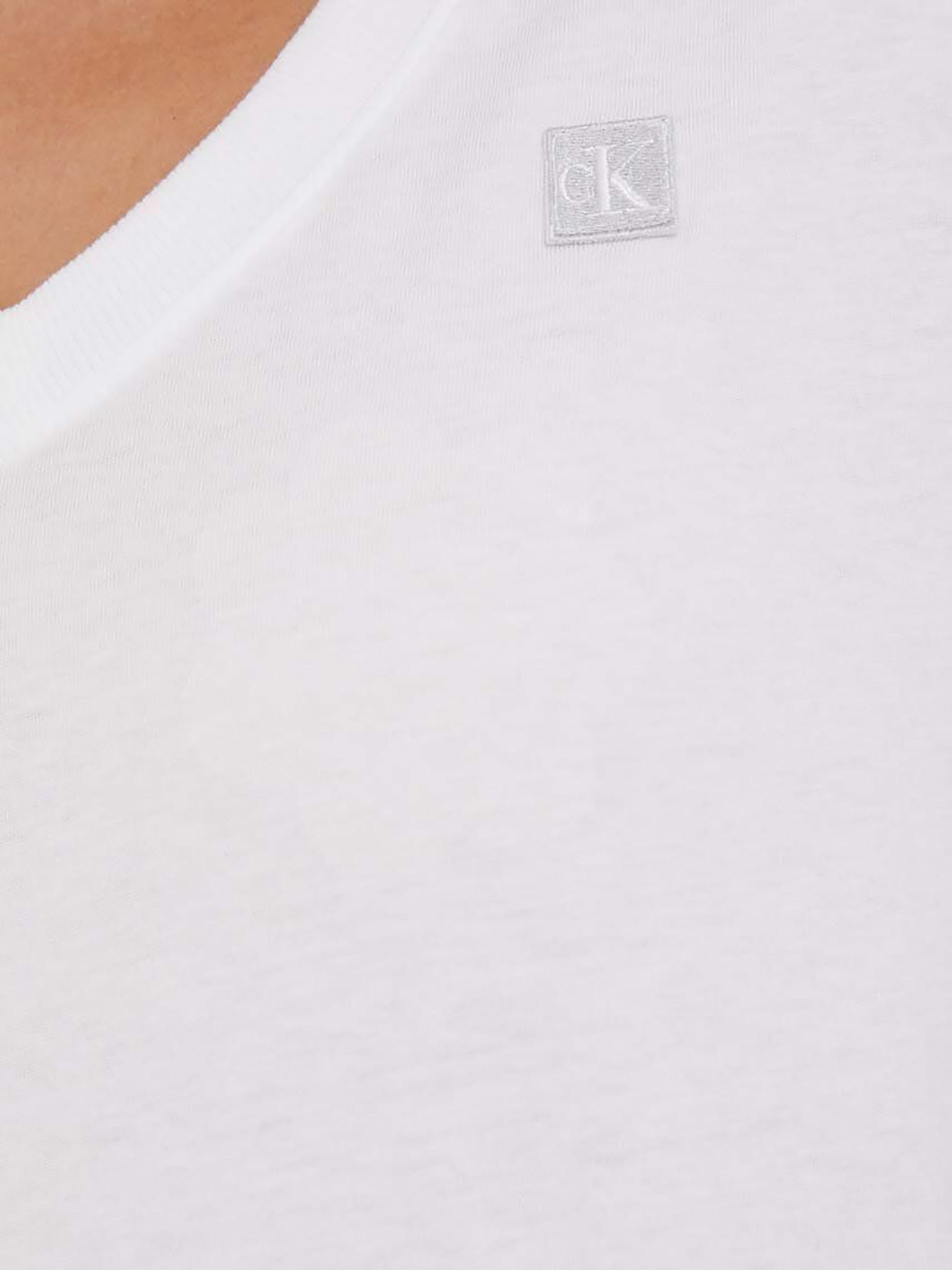 Γυναικείο t-shirt CK EMBRO BADGE V-NECK TEE J20J222560YAF | J20J222560YAF