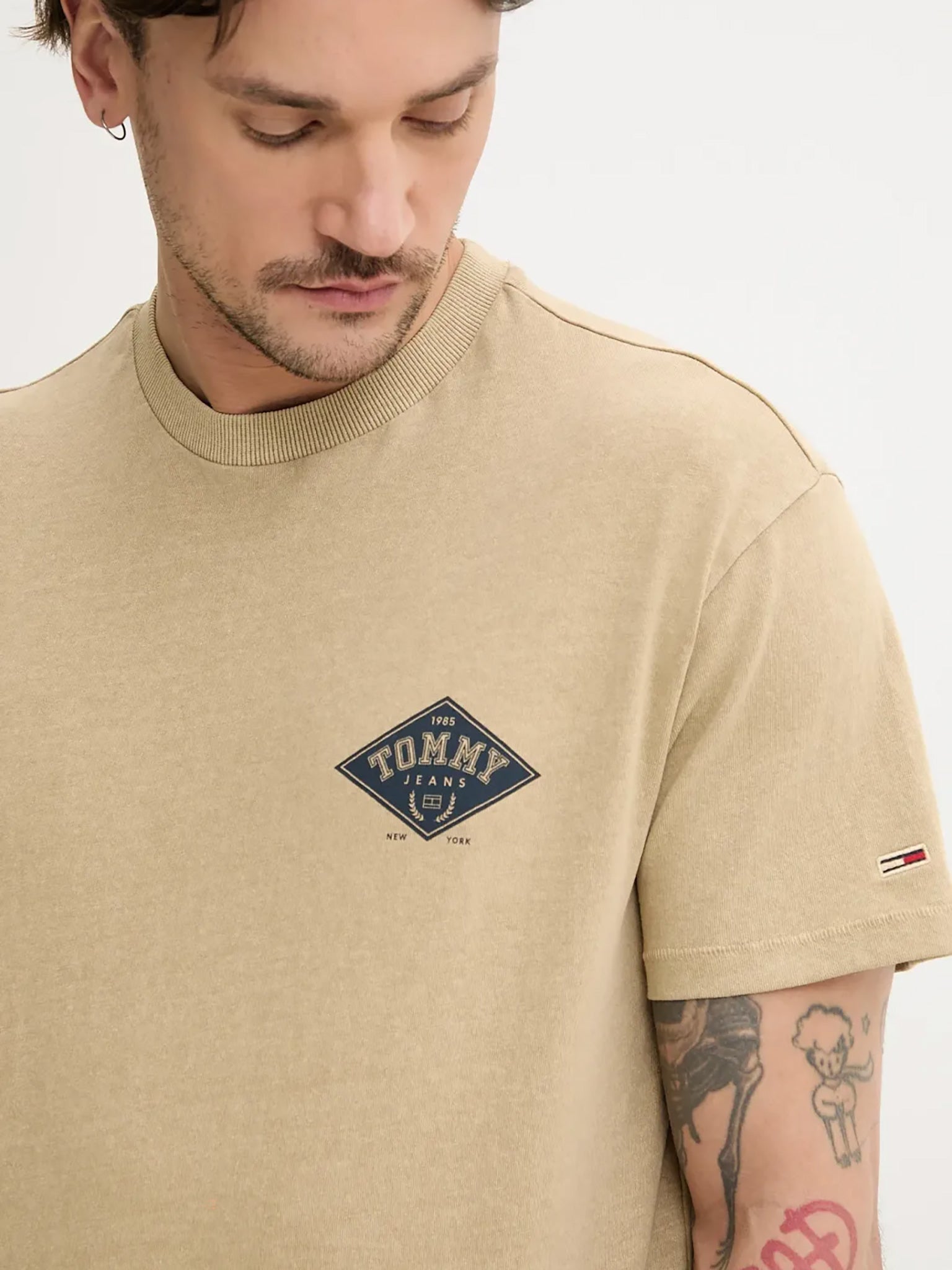 Ανδρικό t-shirt TJM RLX VARSITY GRAPHICS TEE DM0DM20806ACT | DM0DM20806ACT
