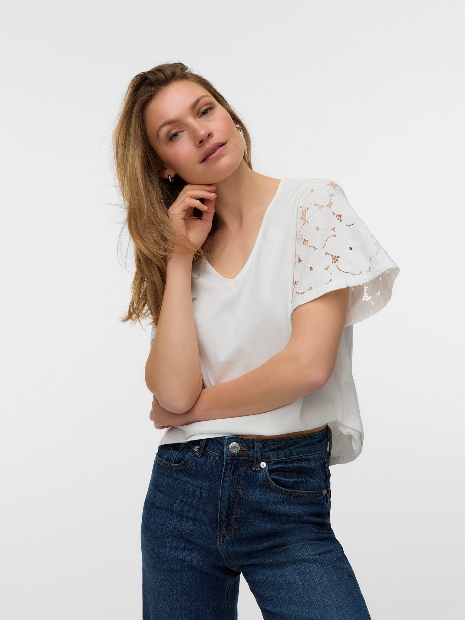 Γυναικεία μπλούζα με μανίκια δαντέλα VMVILLA SS V-NECK TOP JRS 10345739 | 10345739